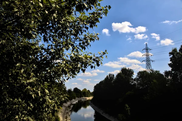 Ablenkungskanal Mit Bäumen Der Italienischen Landschaft Einem Klaren Tag — Stockfoto