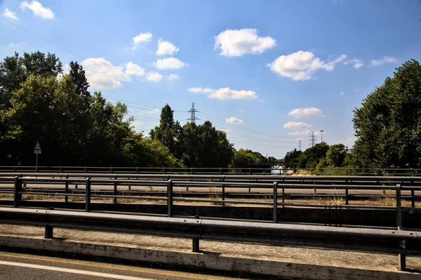 Puente Con Carriles Divididos Visto Desde Pasillo Día Despejado —  Fotos de Stock