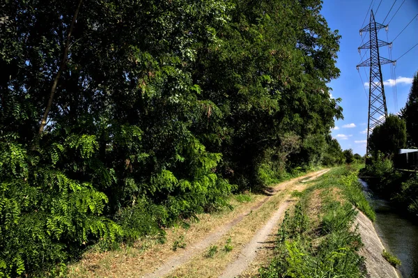 Sentiero Sterrato Delimitato Corso Acqua Con Traliccio Elettrico Nella Campagna — Foto Stock