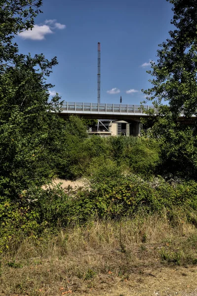 Pequeño Viaducto Campo Enmarcado Por Árboles Cielo Despejado —  Fotos de Stock