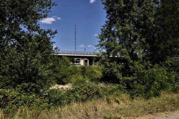 Pequeño Viaducto Campo Enmarcado Por Árboles Cielo Despejado — Foto de Stock