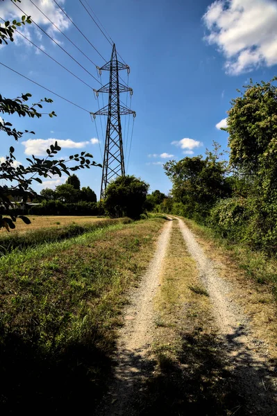 Camino Tierra Bordeado Por Arroyo Agua Con Pilón Electricidad Campo — Foto de Stock