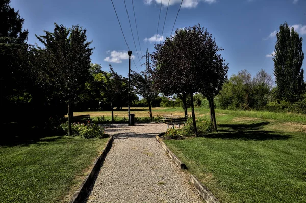 Klein Plein Met Houten Banken Omzoomd Door Bomen Rozenstruiken Een — Stockfoto