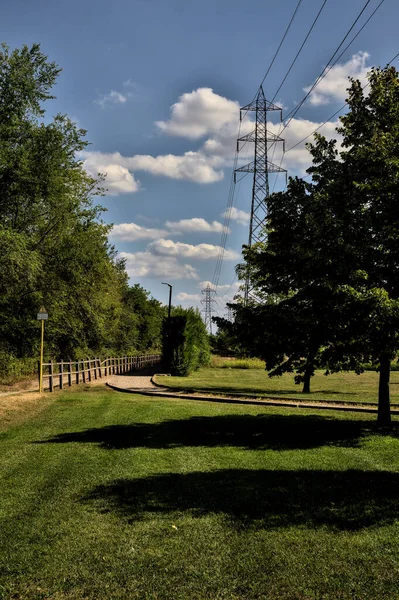 Feldweg Mit Strommast Klaren Tagen Von Bäumen Gesäumt — Stockfoto