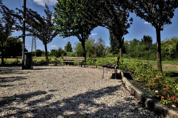 Klein Plein Met Houten Banken Omzoomd Door Bomen Rozenstruiken Een — Stockfoto