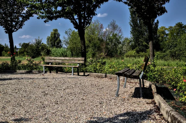 Kleiner Platz Mit Holzbänken Gesäumt Von Bäumen Und Rosensträuchern Einem — Stockfoto