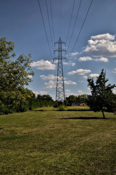 Strommast Auf Offener Fläche Mit Bäumen — Stockfoto