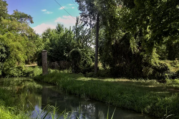 Путь Роще Берега Потока Воды Заблокирован Заброшенными Воротами Итальянской Сельской — стоковое фото