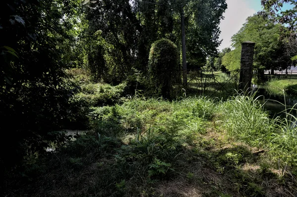 Path Grove Shore Stream Water Blocked Abandoned Gate Italian Countryside — Stock Photo, Image