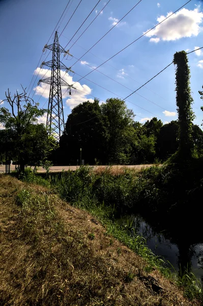 Špinavá Stezka Ohraničená Potokem Vody Elektrickým Sloupem Italské Krajině — Stock fotografie