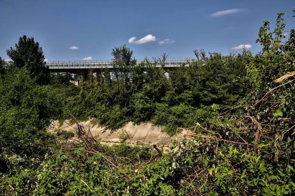 Malý Viadukt Venkově Rámovaný Stromy Jasnou Oblohou — Stock fotografie