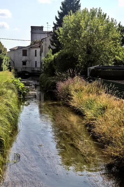 清澈的日子里 与乡村豪宅同在的溪流 — 图库照片