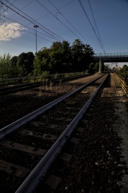 Gün batımında kırsal alanda açık gökyüzü olan demiryolu köprüsü.