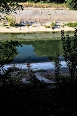 Demir, gün batımında parkta dikkat dağıtıcı bir kanala basar.