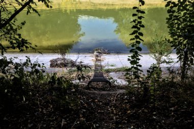 Demir, gün batımında parkta dikkat dağıtıcı bir kanala basar.