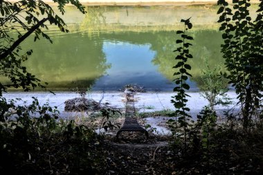 Demir, gün batımında parkta dikkat dağıtıcı bir kanala basar.