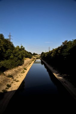 Günbatımında açık bir günde kırsal kesimde saptırma kanalı