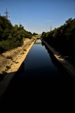 Günbatımında açık bir günde kırsal kesimde saptırma kanalı