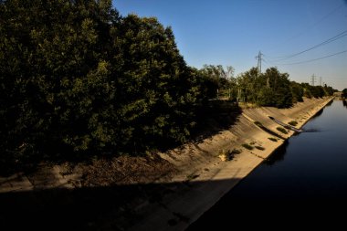 Günbatımında açık bir günde kırsal kesimde saptırma kanalı