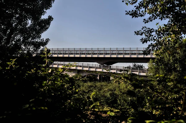 Malý Viadukt Venkově Rámovaný Stromy Jasnou Oblohou — Stock fotografie