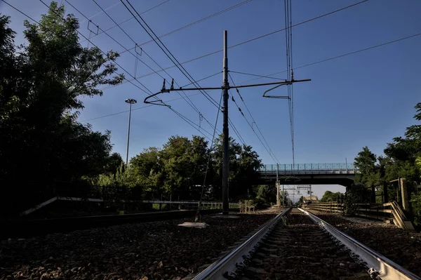 Ponte Ferroviária Com Céu Limpo Campo Pôr Sol — Fotografia de Stock