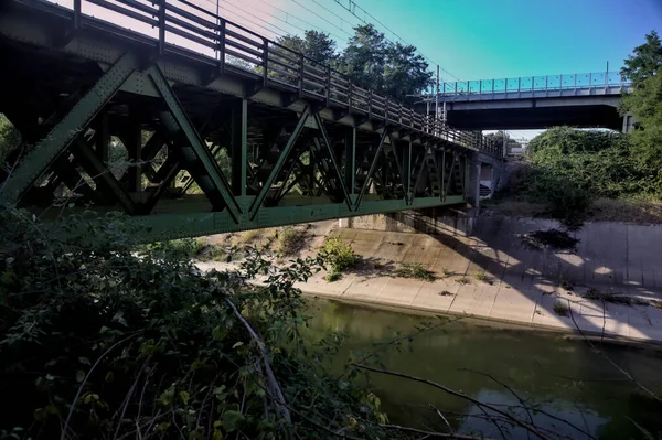 Ponte Ferroviária Canal Diversão Visto Baixo Bosque Campo — Fotografia de Stock