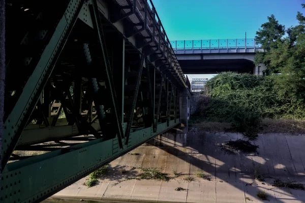 Puente Ferroviario Sobre Canal Distracción Visto Desde Abajo Bosque Campo — Foto de Stock