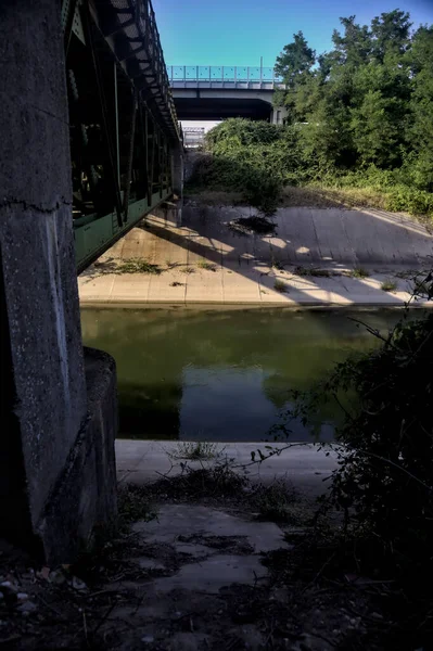 Puente Ferroviario Sobre Canal Distracción Visto Desde Abajo Bosque Campo — Foto de Stock