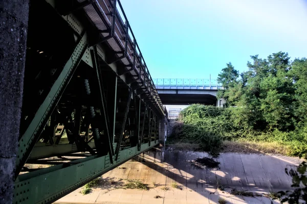 Eisenbahnbrücke Auf Einem Ablenkungskanal Von Unten Gesehen Einem Wäldchen Auf — Stockfoto