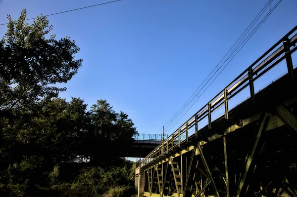 田園地帯の林の下から見える陽動運河上の鉄道橋 — ストック写真