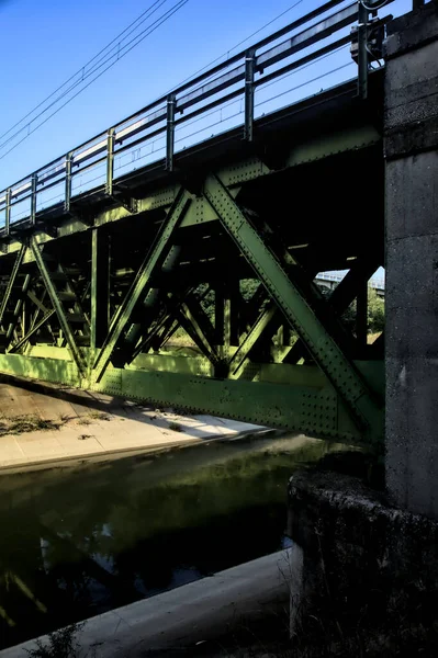 Pont Ferroviaire Sur Canal Diversion Bas Dans Bosquet Campagne — Photo