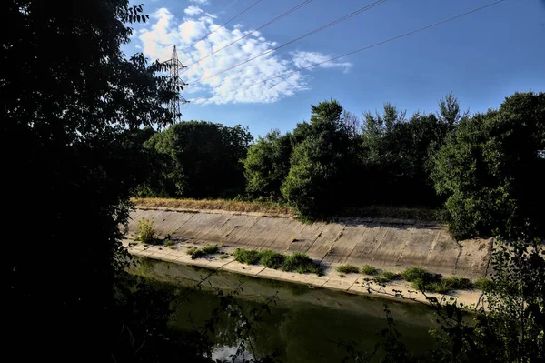 Borde Canal Distracción Bordeado Árboles Campo — Foto de Stock