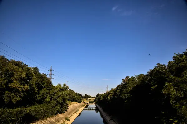 Elterelő Csatorna Vidéken Egy Tiszta Napon Naplementekor — Stock Fotó