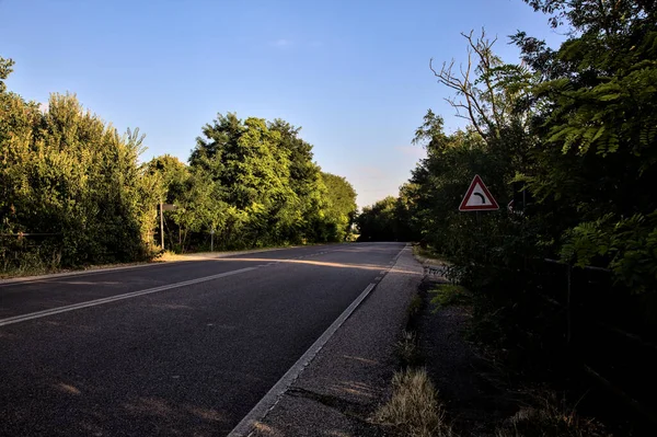 Curva Uma Estrada Delimitada Por Árvores Campo Pôr Sol — Fotografia de Stock