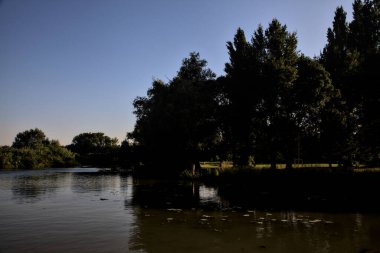 İtalya kırsalında bir nehirde demirlemek