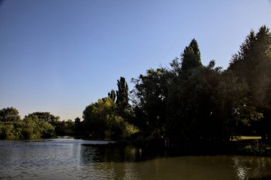 İtalya kırsalında bir nehirde demirlemek