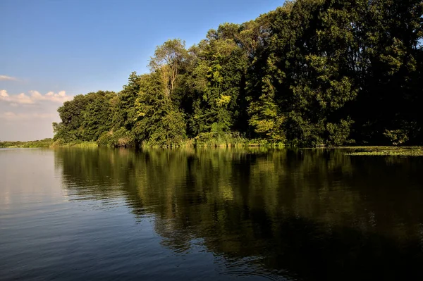 Canal Rio Limitado Por Uma Floresta Que Lança Seu Reflexo — Fotografia de Stock