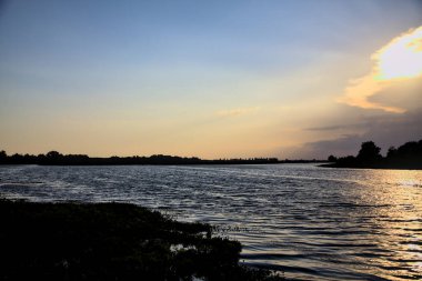 Alacakaranlıkta bulutlu bir günde nehirdeki kanal