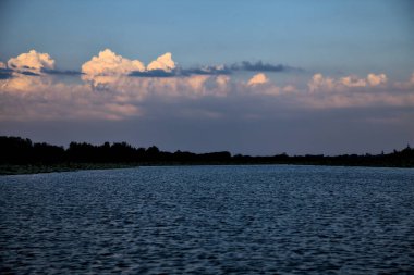 Alacakaranlıkta bulutlu bir günde nehirdeki kanal