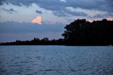 Bulutlu bir günde, alacakaranlıkta nehirde bir kanal.