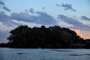 Bulutlu bir günde, alacakaranlıkta nehirde bir kanal.