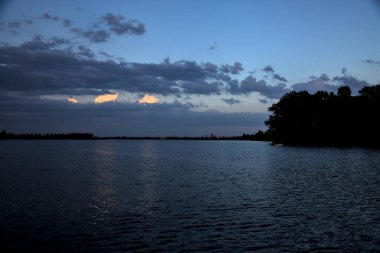 Bulutlu bir günde, alacakaranlıkta nehirde bir kanal.