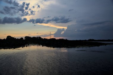 Alacakaranlıkta bulutlu bir günde nehirdeki kanal