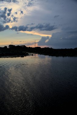 Alacakaranlıkta bulutlu bir günde nehirdeki kanal