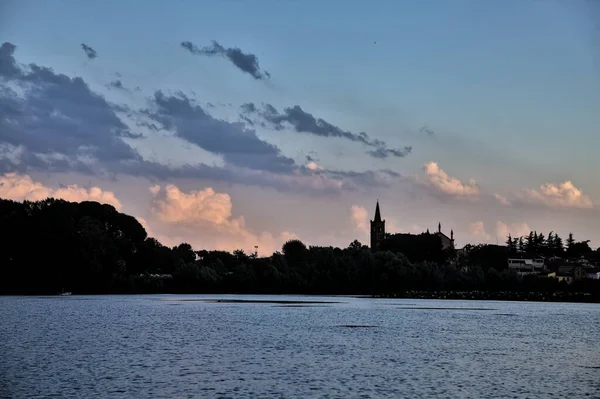 Panorama Starobylé Vesnice Jasně Viditelným Kostelem Dálce Vidět Řeky Italském — Stock fotografie