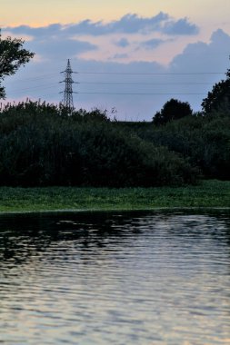 Alacakaranlıkta bulutlu bir günde nehirdeki kanal