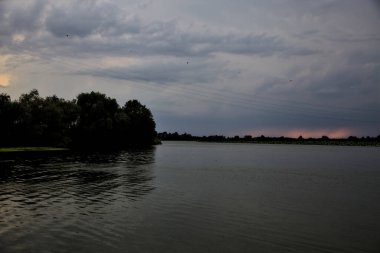 Bulutlu bir günde, alacakaranlıkta nehirde bir kanal.