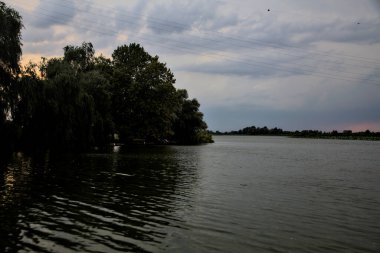 Bulutlu bir günde, alacakaranlıkta nehirde bir kanal.