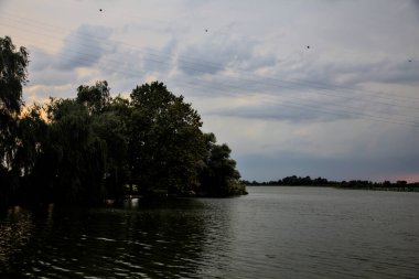 Bulutlu bir günde, alacakaranlıkta nehirde bir kanal.