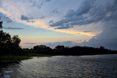 Alacakaranlıkta bulutlu bir günde nehirdeki kanal